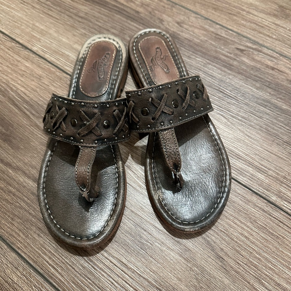 FREEBIRD Shay Sandal in distressed black. Size 7